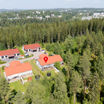 erinomainen sijainti kadun päässä