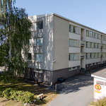 Talon etupuolta, jossa autotallit