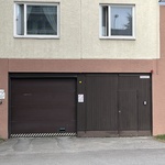 Sisäänkäynti halliin Ilmarisenkadulta