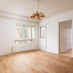 Olohuone parvekkeen ja mh:n suuntaan