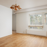 Olohuone keittiön suuntaan