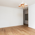 Olohuone eteisen suuntaan