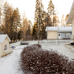 leikkipaikka talon sivussa