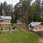 Päärakennus, makasiinirakennus, sekä kylpylärakennus