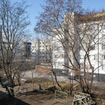 Parvekkeelta näkymä takapihalle