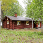 Mökki sisääntulon suunnalta