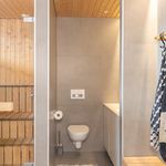 Kylpyhuoneen yhteydessä WC-tila