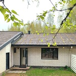 Sisäänkäynti sisäpihan puolelta
