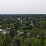Taustalla Pyhtään vanha kivikirkko. Kirkonkylä Pyhtää