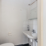 Kylpyhuoneen yhteydessä erillinen wc