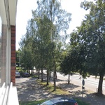 Parvekenäkymä. Tie Karhulan keskustaan.