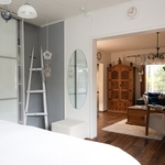 Yleiskuva makuuhuoneesta olohuoneeseen päin