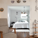 Olohuoneesta näkymä makuuhuoneeseen