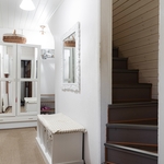 Alakerran eteisaulasta raput yläkertaan