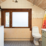 Yleiskuva yläkerran kylpyhuoneesta