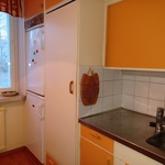 Keittiö, ikkuna kadun puoleen