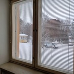 Olohuoneen/makuuhuoneen ikkunanäkymää