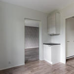 keittiöstä käynti eteiseen ja olohuoneeseen