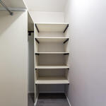 Asunnon vaatehuoneesta