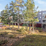 Yhtiön julkisivu parvekkeiden puolelta