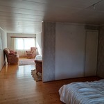 Yläkerrassa oleskelutila/makuuhuone