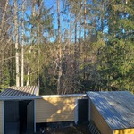 Yläkerran makuuhuoneen ikkunanäkymä metsään