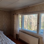 Metsän suuntaan ikkunanäkymä