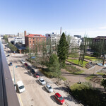 Kevätkuva Kirkkokadun puolelle Sibeliuksen puistoon