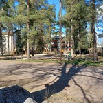 Leikkikenttä kadun toisella puolen
