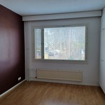 Makuuhuone, ikkuna kadun puoleen