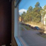 Makuuhuoneen ikkunanäkymä kadun puoleen