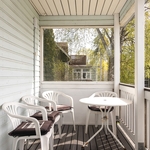 Sisääntulon lasitettu ulkoterassi