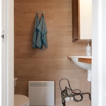Piharakennuksen huoneen yhteydessä wc
