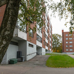 Yleiskuva takapihan julkisivulta