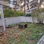 Maalattu pihaa kiertävä aita