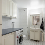 Alakerran wc/ kodinhoitohuone