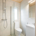 Yläkerran kylpyhuone