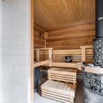 Taloyhtiön saunassa sähkö- ja puulämmitteinen kiuas