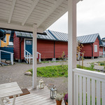 Asunnon terassilta käynti asunnon pihataloon