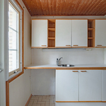 Kodinhoitohuoneen kaapistoa