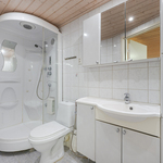 Suihkuhuone kellarikerroksessa