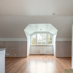 Ullakkohuoneessa varaava takka