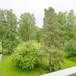 Parvekenäkymä sisäpihalle ja puistoon