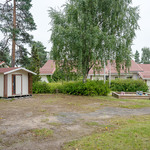 Leikkialueella myös leikkimökki