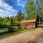 Piha-alueella runsaasti paikoitustilaa, ja piharakennuksen päädyssä autokatos