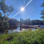 Kymijoki uimapaikkoineen ja venelaitureineen vain muutaman sadan metrin päässä