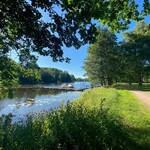 Kymijoki uimapaikkoineen ja venelaitureineen vain muutaman sadan metrin päässä