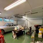 Autotalli kahdelle autolle, autotallin edustalla autokatos kahdelle autolle