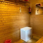 Piharakennuksen pukuhuone
