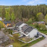 Kultaseni talon vieressä Asuntojen yhteinen metsä alue lisäksi.